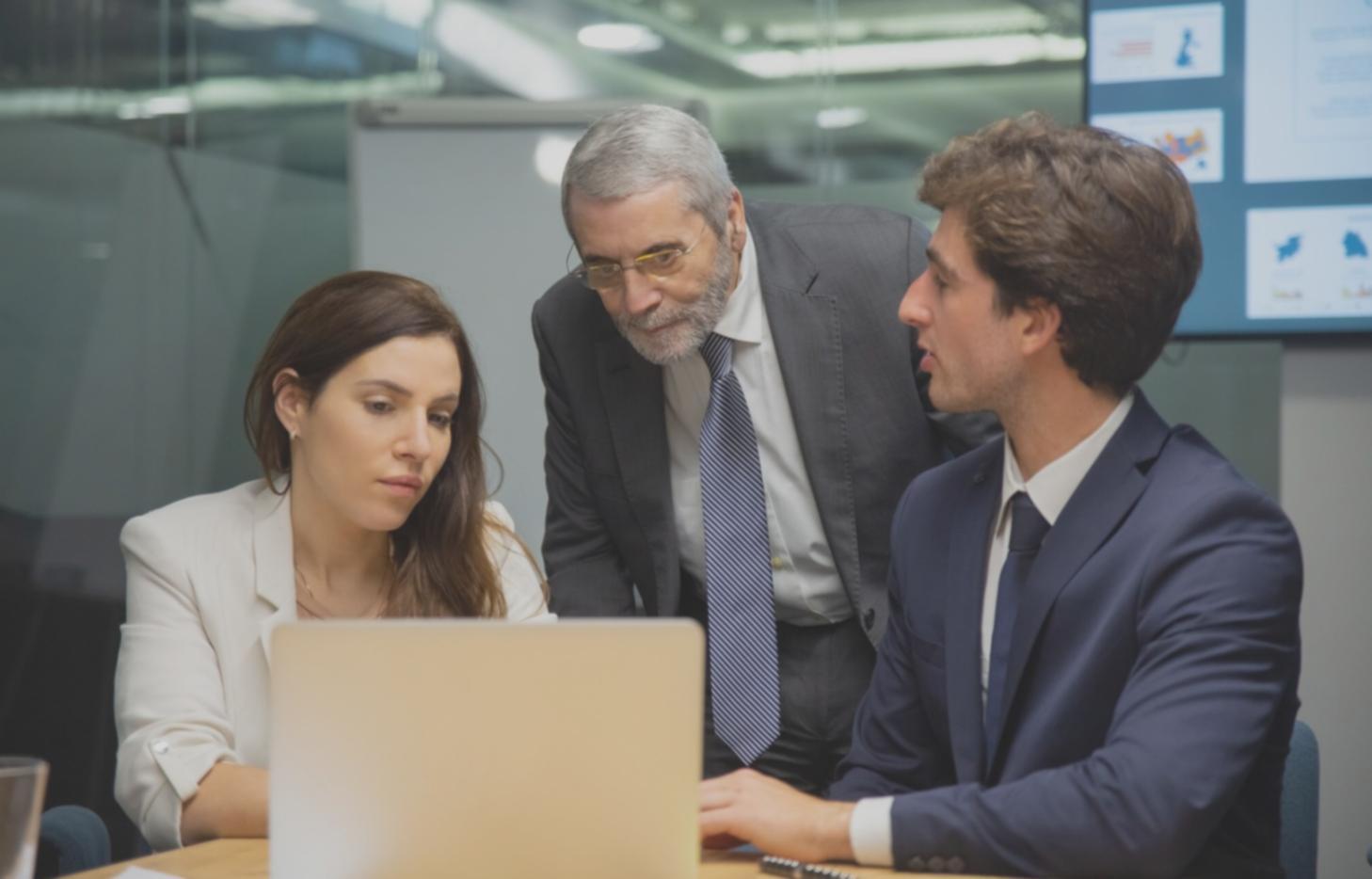 Análisis de datos financieros en pantalla con gráficos y tablas de presupuestos