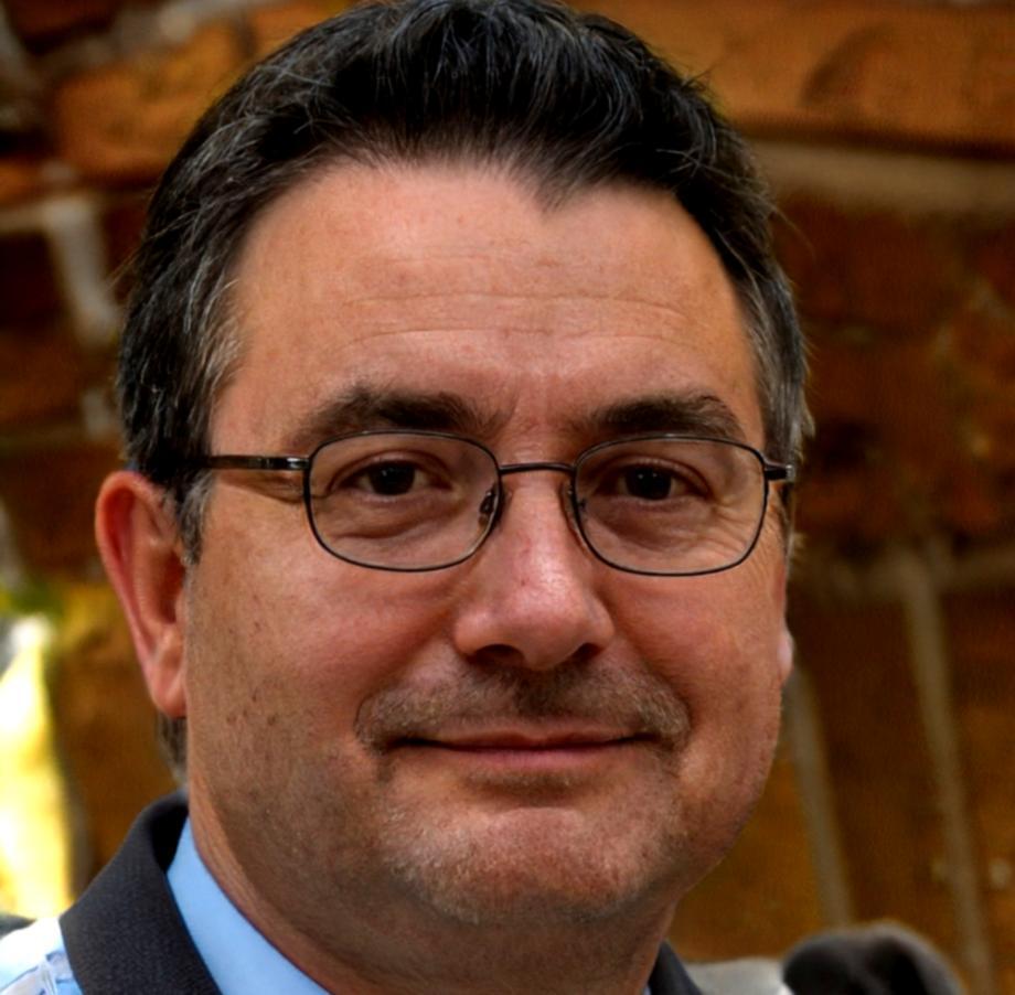Retrato profesional del mentor financiero especializado en presupuestos familiares