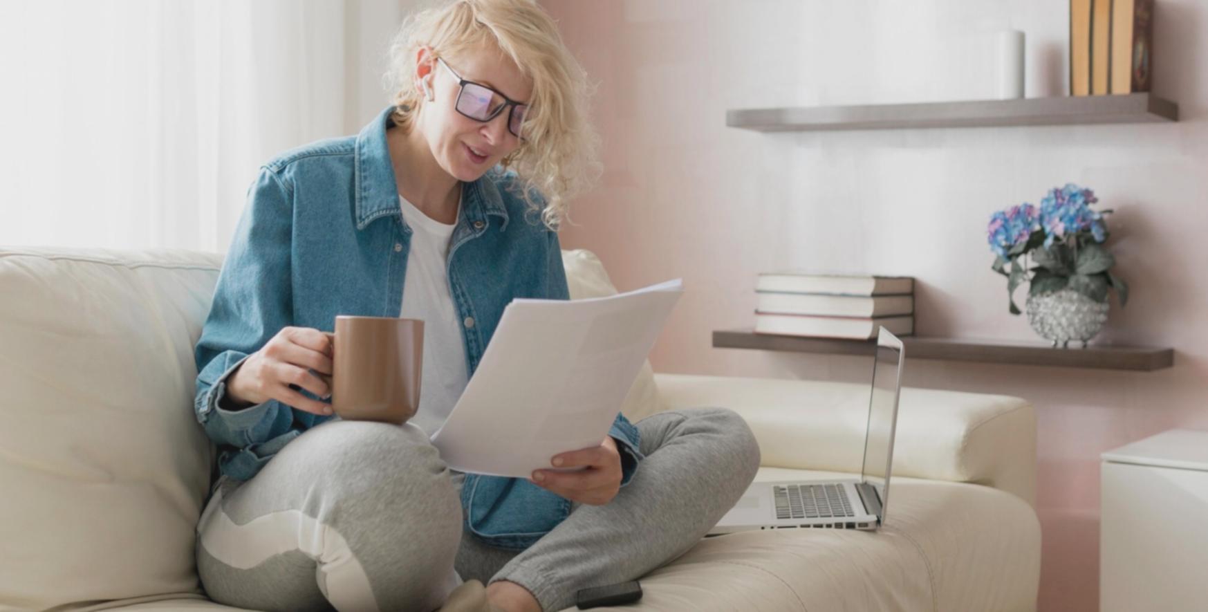Herramientas de planificación financiera y calculadora sobre escritorio